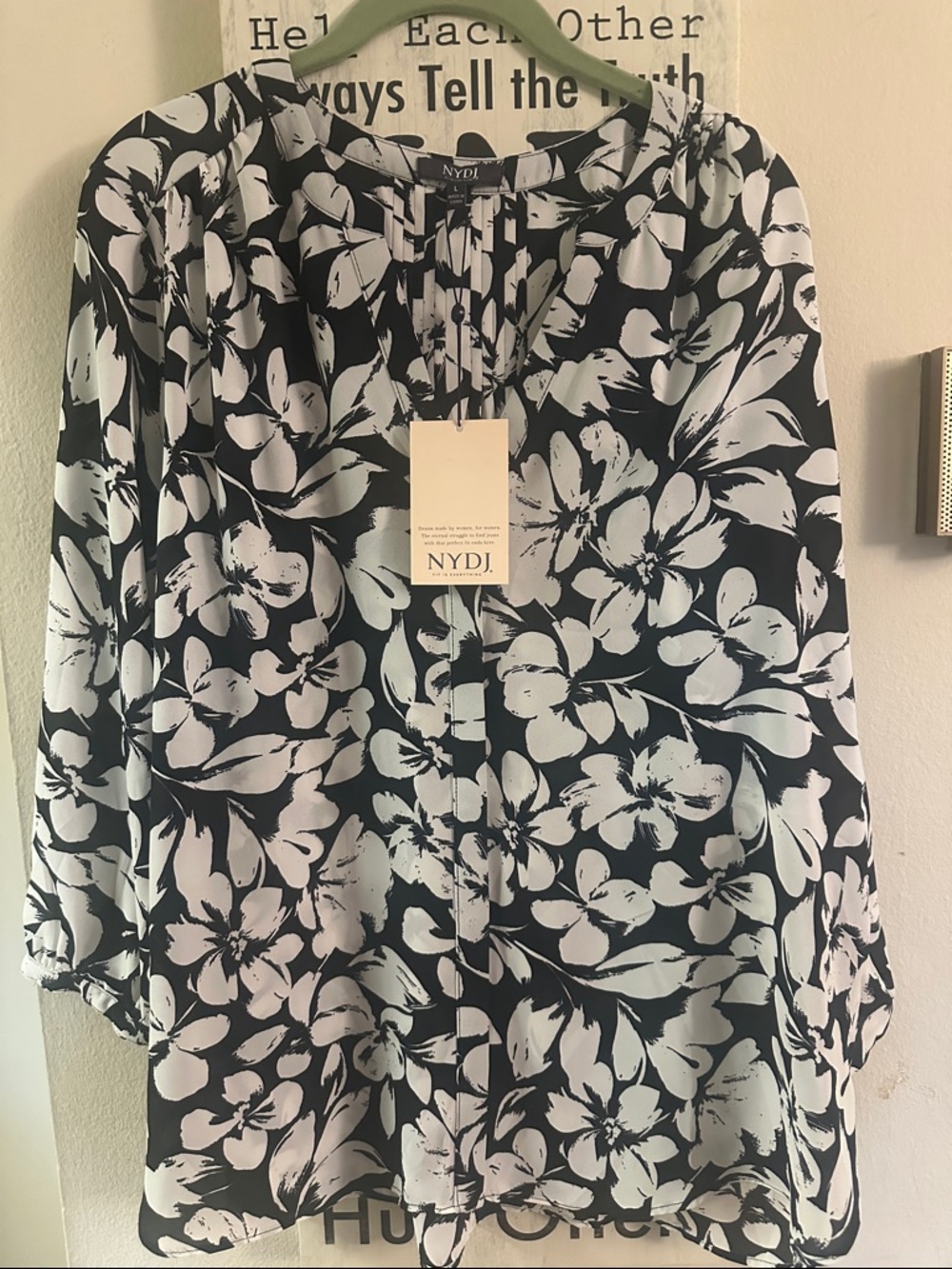 NYDJ Black & White Floral Pattern Pintuck Blouse Button Down Size L Large NWT